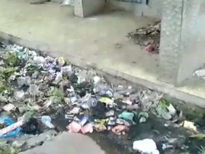 Warga Keluhkan Sampah Berserakan di RSUD Larantuka