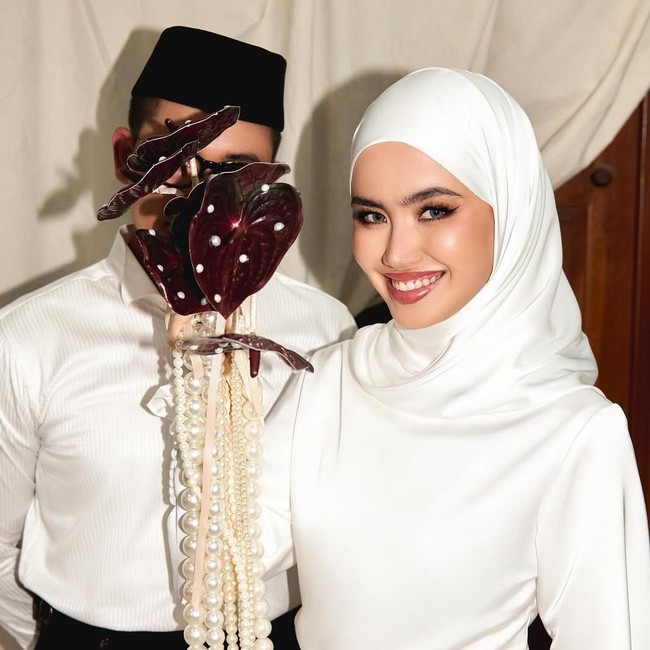 7 Potret Pernikahan Sederhana Sashfir di KUA, Hijab Simple Bikin Kagum