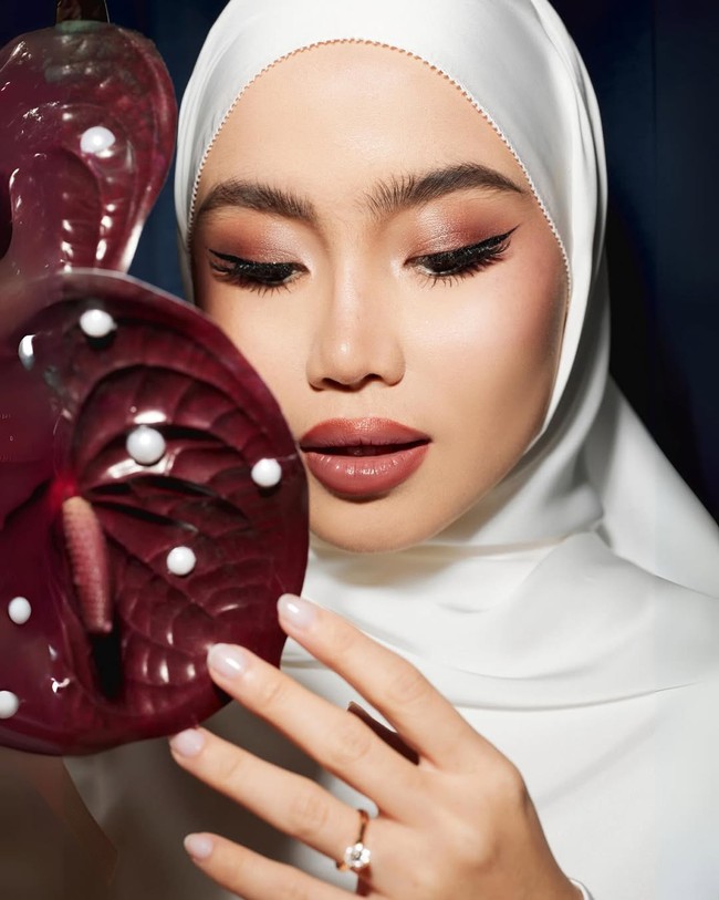 Fira mengenakan hijab putih satin dari brandnya sendiri @lafiye, dengan potongan yang licin dan jatuh. Tampilan hijab ini memberi kesan elegan sekaligus minimalis, cocok dengan nuansa pernikahan di KUA. Foto: Dok. Instagram @sashfir
