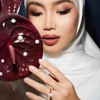 Fira mengenakan hijab putih satin dari brandnya sendiri @lafiye, dengan potongan yang licin dan jatuh. Tampilan hijab ini memberi kesan elegan sekaligus minimalis, cocok dengan nuansa pernikahan di KUA. Foto: Dok. Instagram @sashfir