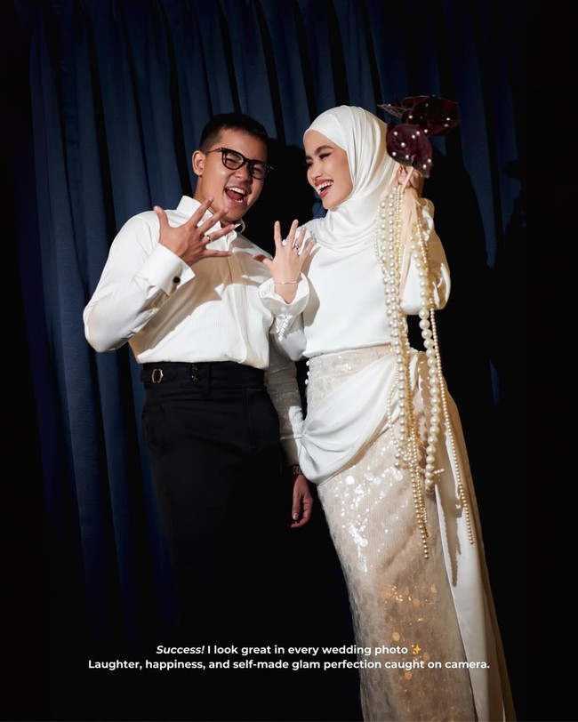 Fira mengungkapkan jika ia dan Ivan sudah berteman cukup lama hingga akhirnya menikah. 15 tahun persahabatan. Kami mulai sebagai teman sekolah, memiliki sedikit naksir, bahkan roman sekolah pendek. Kemudian kami kembali menjadi hanya teman yang berbagi ide, menghadapi tantangan bersama, mendukung impian satu sama lain sampai mereka menjadi satu. Jalan kami terus menyeberang, kepercayaan terus tumbuh, dan entah bagaimana semuanya membawa kita kembali untuk mencintai: menikahi orang yang sudah ada di sana melalui semuanya, tulisnya. Foto: Dok. Instagram @sashfir.