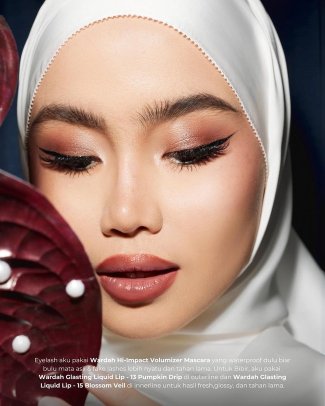 Fira tampil dengan gaya hijab putih sisi panjang menjuntai ke bahu, tetap sederhana namun memberi sentuhan dramatis pada keseluruhan look pengantin. Ia juga ingin menonjolkan detail riasan mata dan makeupnya yang flawless.  Foto: Dok. Instagram @sashfir