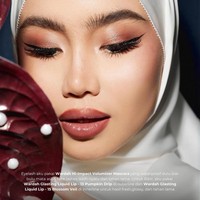 Fira tampil dengan gaya hijab putih sisi panjang menjuntai ke bahu, tetap sederhana namun memberi sentuhan dramatis pada keseluruhan look pengantin. Ia juga ingin menonjolkan detail riasan mata dan makeupnya yang flawless.  Foto: Dok. Instagram @sashfir
