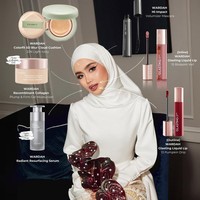 Hijab putih Sashfir dipakai dengan model classic tuck in, bagian bawah dimasukkan rapi ke dalam busana sehingga menampilkan look simpel namun formal. Ia juga memberikan rincian tentang detail makeup yang ia rias sendiri menggunakan produk dari Wardah. Foto: Dok. Instagram @sashfir.