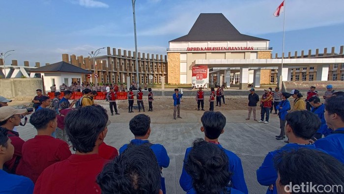Sejumlah aliansi mahasiswa Banyumas Raya menggelar aksi di halaman gedung DPRD Kabupaten Banyumas, Selasa (23/9/2025).