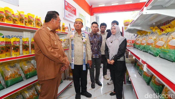 Seskemenkop, Ahmad Zabadi meninjau gerai sembako Kopdes Merah Putih Aeng Batu-Batu, Kabupaten Takalar.