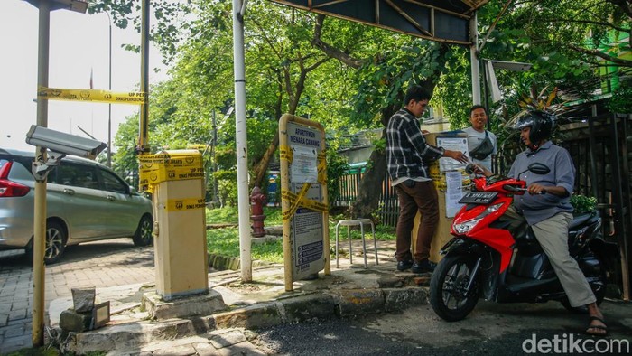 Setelah Disegel, Parkir Liar di Jakarta Timur Berubah Jadi Gratisan Hampir sepekan setelah disegel Panitia Khusus (Pansus) Perparkiran DPRD DKI Jakarta, parkir liar di Apartemen Menara Cawang dan Kompleks Ruko Graha Mas Pemuda, Jakarta Timur, kini berubah jadi gratisan. Palang parkir di kedua lokasi itu masih terikat tali kuning bertuliskan UP Perparkiran Dinas Perhubungan DKI Jakarta.
