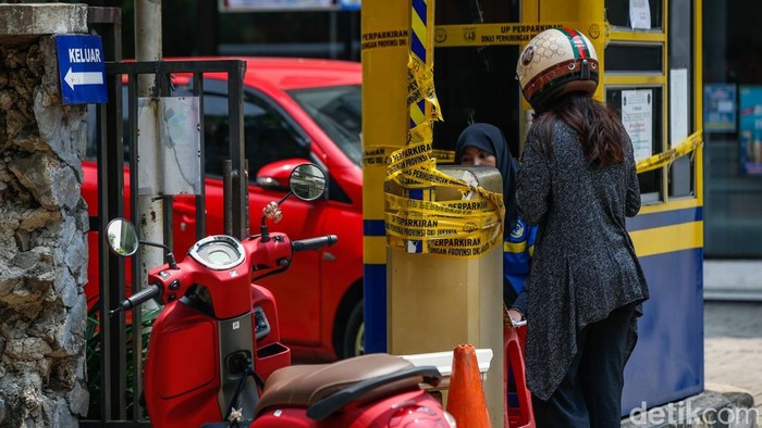 Hampir sepekan setelah disegel Panitia Khusus (Pansus) Perparkiran DPRD DKI Jakarta, parkir liar di Apartemen Menara Cawang dan Kompleks Ruko Graha Mas Pemuda, Jakarta Timur, kini berubah jadi gratisan. Palang parkir di kedua lokasi itu masih terikat tali kuning bertuliskan UP Perparkiran Dinas Perhubungan DKI Jakarta.