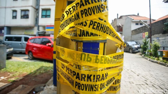 Setelah Disegel, Parkir Liar di Jakarta Timur Berubah Jadi Gratisan Hampir sepekan setelah disegel Panitia Khusus (Pansus) Perparkiran DPRD DKI Jakarta, parkir liar di Apartemen Menara Cawang dan Kompleks Ruko Graha Mas Pemuda, Jakarta Timur, kini berubah jadi gratisan. Palang parkir di kedua lokasi itu masih terikat tali kuning bertuliskan UP Perparkiran Dinas Perhubungan DKI Jakarta.