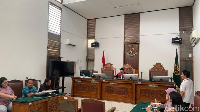Sidang praperadilan yang diajukan Komisaris Utama PT Dosni Roha Logistik, Bambang Rudijanto Tanoesoedibjo di PN Jaksel (Mulia/detikcom).