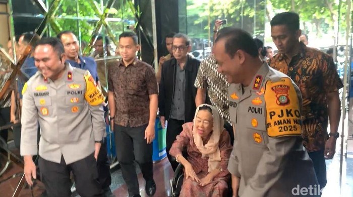 Sinta Nuriyah Wahid menyambangi Polda Metro Jaya untuk menjenguk Delpedro Marhaen dkk. Kedatangannya disambut Kapolda Metro Jaya Irjen Asep Edi Suheri, Selasa (23/9/2025).