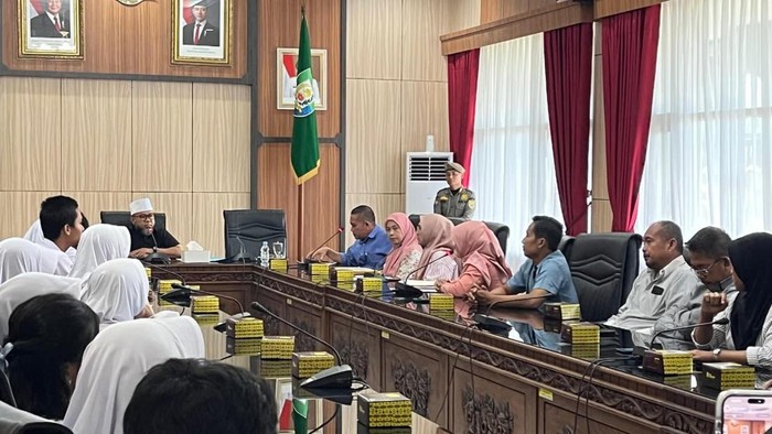 Gubernur Bengkulu Helmi Hasan menggelar audensi dengan orang tua dan 12 siswa SMN 5 Bengkulu yang diberhentikan dari sekolah