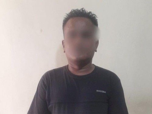 Sopir taksi berinisial YAAL yang memukul penumpang kapal saat diamankan di Polsek Alak, Kota Kupang, NTT, Selasa (23/9/2025). (Dok. Polsek Alak).