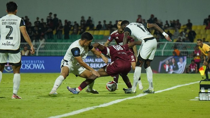 Striker PSM Makassar Jacques Media dikepung pemain Persija Jakarta saat duel di Stadion Gelora BJ Habibie dalam laga Super League 2025/2026.