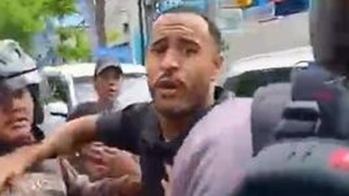 Tangkapan layar pemain PSM Victor Luiz dilerai warga saat mengamuk dan hendak melakukan pemukulan di jalanan Makassar.