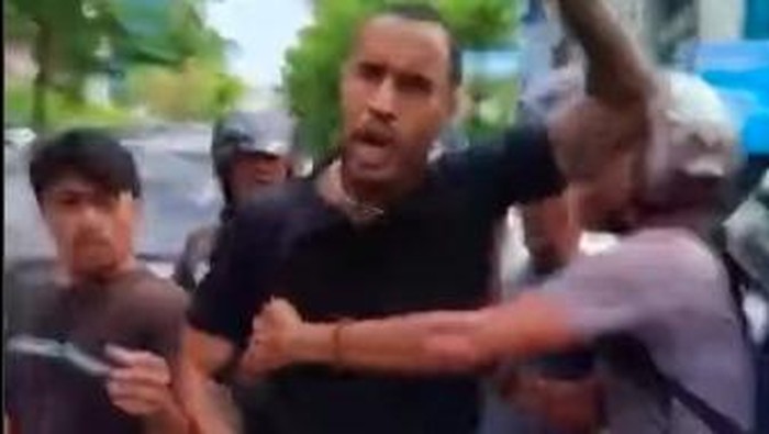 Tangkapan layar pemain PSM Victor Luiz mengamuk di jalanan Makassar hendak memukul pengendara.