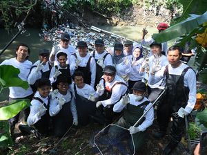 Momen Pandawara dan Telkom Bersih-bersih Sungai Penuh Sampah