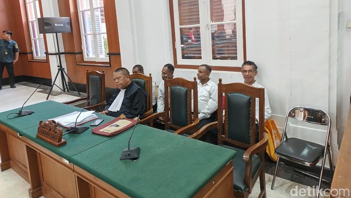 Terdakwa kasus dugaab makar Papua menjalani sidang di PN Makassar.