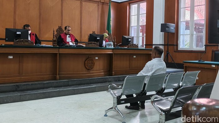 Terdakwa kasus dugaab makar Papua menjalani sidang di PN Makassar.