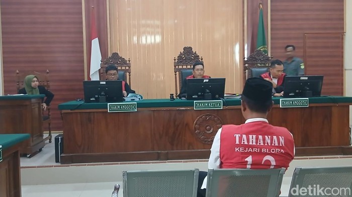Terdakwa M Khundori pembunuh bapak-anak di Blora saat sidang vonis, Selasa (23/9/2025).