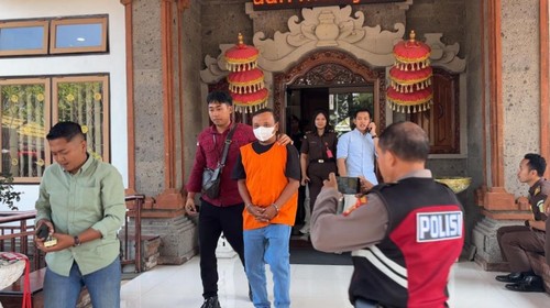 Tersangka IGPPW (rompi oranye) saat digiring menuju mobil tahanan menuju Lapas Kerobokan setelah menjalani pemeriksaan di Pidsus Kejari Tabanan, Selasa (23/9/2025). (Istimewa)