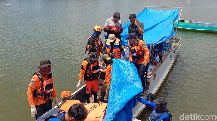 Tim SAR mengevakuasi nelayan yang ditemukan tewas di Pangkep.