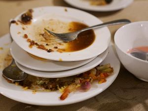 Kebiasaan Beres-beres Meja di Restoran Ternyata Gambarkan Kepribadian Ini