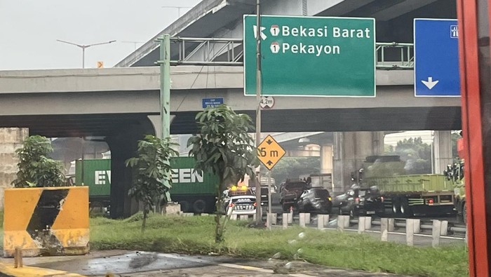 Truk Melintang di Tol Bekasi Barat