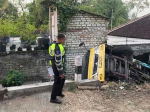 Truk Terguling Timpa Rumah di Bangkalan, Dua Bocah Tewas Saat Tidur
