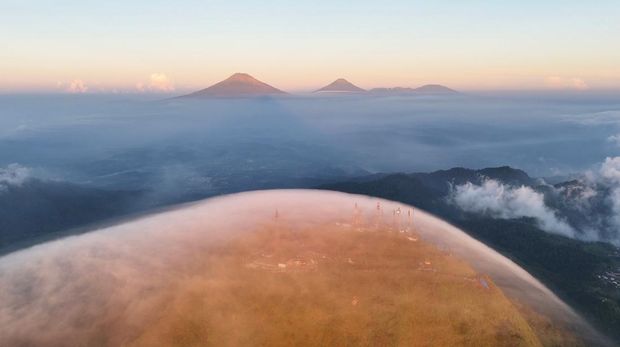 Viral di Semarang Penampakan Gunung Telomoyo yang terlihat diselimuti gelembung kabut. Foto diunggah Selasa (23/9/2025).