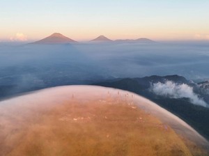 Memukau, Kala Gunung Telomoyo Dilingkupi Gelembung Kabut