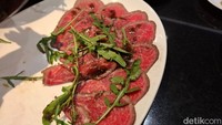 Jika ingin mempertahankan rasa wagyu alami, bisa menyajikan Beef Carpaccio. Irisan daging tipis ini menonjolkan rasa alami daging wagyu dengan sedikit kucuran cuka. Foto: Diah Afrilian/detikcom