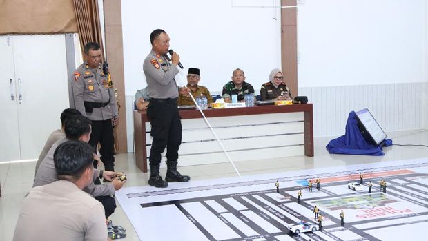 Wakapolda Riau Brigjen Jossy Kusumo pimpin simulasi pengamanan markas, Selasa (23/9/2025).