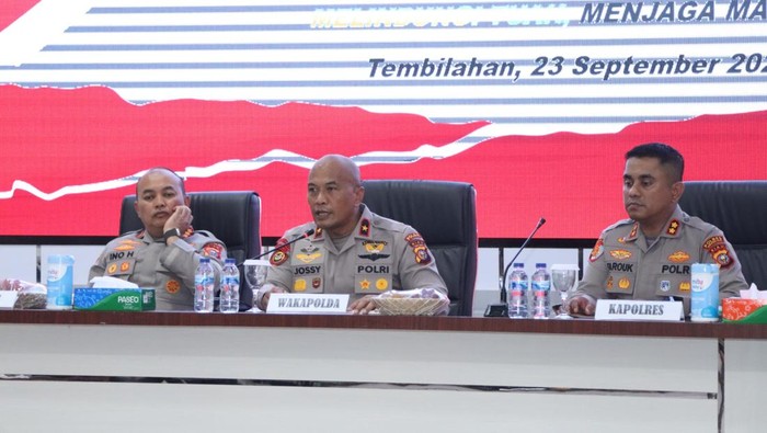 Wakapolda Riau Brigjen Jossy Kusumo pimpin simulasi pengamanan markas, Selasa (23/9/2025).