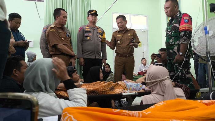 Wakil Bupati Ketapang Jamhuri Amir jenguk siswa keracunan MBG di RSUD dr Agoesdjam. (Istimewa)