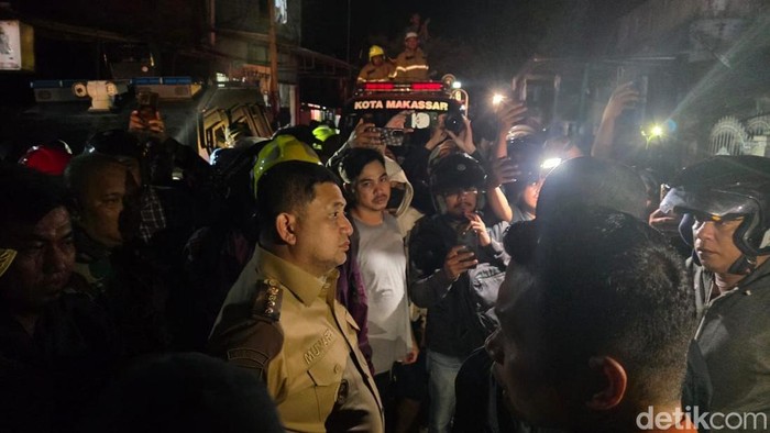 Wali Kota Makassar Munafri ‘Appi’ Arifuddin saat mengunjungi lokasi kebakaran rumah akibat tawuran di Kandea 3, Kelurahan Bungaejayya Baru, Selasa (23/9/2025) malam.