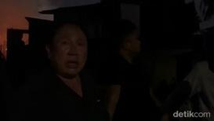 Warga di Jalan Kandea histeris saat melihat rumahnya terbakar akibat tawuran.