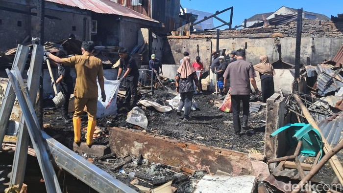 Warga membersihkan puing sisa kebakaran rumah tempat tinggal bocah bernama Alfia Septiana Asdar (7) di Kecamatan Tamalate, Makassar, Senin (22/9/2025).