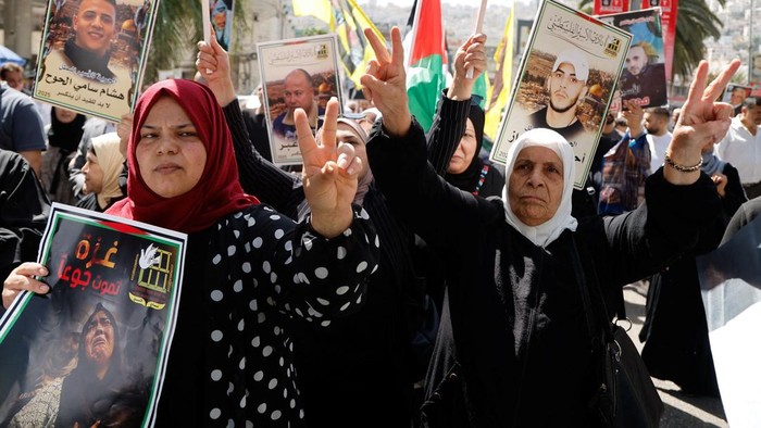 Ratusan warga Palestina berkumpul di pusat Kota Nablus, Selasa (23/9), untuk menyatakan dukungan terhadap langkah sejumlah negara Barat yang mengakui kedaulatan negara Palestina dalam Sidang Majelis Umum Perserikatan Bangsa-Bangsa (PBB). REUTERS/Raneen Sawafta