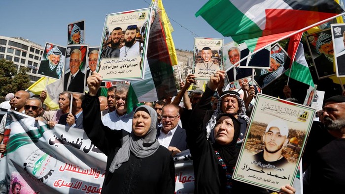Warga Palestina di Nablus Dukung Negara Barat Akui Palestina di PBB Ratusan warga Palestina berkumpul di pusat Kota Nablus, Selasa (23/9), untuk menyatakan dukungan terhadap langkah sejumlah negara Barat yang mengakui kedaulatan negara Palestina dalam Sidang Majelis Umum Perserikatan Bangsa-Bangsa (PBB). REUTERS/Raneen Sawafta