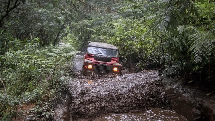 Wisatawan mengikuti wisata petualangan menggunakan mobil jip offroad di Lembang, Kabupaten Bandung Barat, Jawa Barat, Sabtu (20/9/2025). Kementerian Pariwisata menyebut pariwisata petualangan atau adventure tourism menjadi tren yang digemari wisatawan secara global dan diyakini mampu menggerakkan perekonomian daerah serta membuka lapangan kerja sekaligus memiliki peran strategis dalam mengembangkan kebijakan yang mendukung pertumbuhan ekosistem wisata berkelanjutan dan bertanggung jawab. ANTARA FOTO/Abdan Syakura/tom.