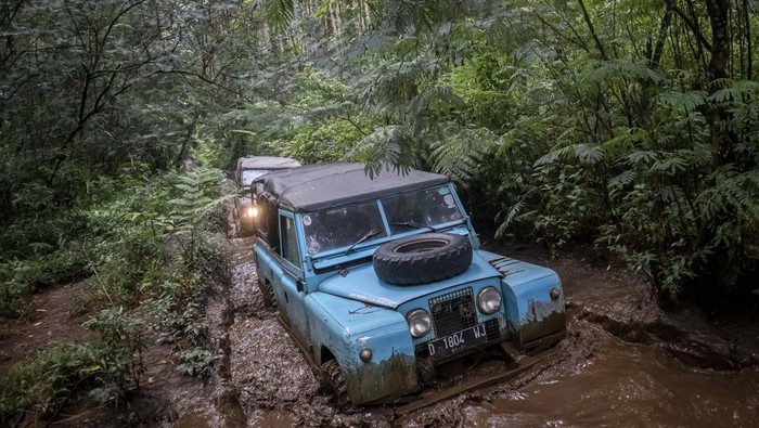 Wisata Petualangan Jadi Tren Global yang Lagi Naik Daun Wisatawan mengikuti wisata petualangan menggunakan mobil jip offroad di Lembang, Kabupaten Bandung Barat, Jawa Barat, Sabtu (20/9/2025). Kementerian Pariwisata menyebut pariwisata petualangan atau adventure tourism menjadi tren yang digemari wisatawan secara global dan diyakini mampu menggerakkan perekonomian daerah serta membuka lapangan kerja sekaligus memiliki peran strategis dalam mengembangkan kebijakan yang mendukung pertumbuhan ekosistem wisata berkelanjutan dan bertanggung jawab. ANTARA FOTO/Abdan Syakura/tom.
