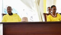 Museveni tiba bersama Ibu Negara Janet Museveni dan sejumlah petinggi NRM dalam acara pencalonan tersebut. REUTERS/Abubaker Lubowa
