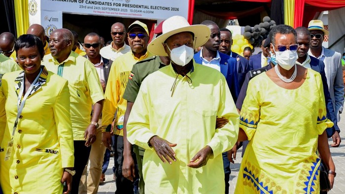 Presiden Uganda sekaligus pemimpin Partai Gerakan Perlawanan Nasional (NRM), Yoweri Museveni, resmi mendaftarkan diri kembali sebagai calon presiden untuk Pemilu Uganda 2026. Pendaftaran dilakukan di kantor Komisi Pemilihan Umum (KPU) Uganda, Kampala, Selasa (23/9/2025). REUTERS/Abubaker Lubowa