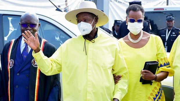 Presiden Uganda sekaligus pemimpin Partai Gerakan Perlawanan Nasional (NRM), Yoweri Museveni, resmi mendaftarkan diri kembali sebagai calon presiden untuk Pemilu Uganda 2026. Pendaftaran dilakukan di kantor Komisi Pemilihan Umum (KPU) Uganda, Kampala, Selasa (23/9/2025). REUTERS/Abubaker Lubowa