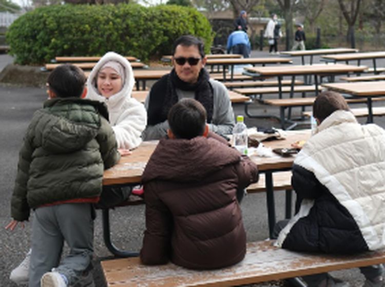 Seru! Zaskia Adya Mecca Piknik Bareng Keluarga di Jepang