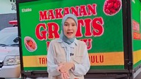 Caranya berbagi makanan juga unik-unik. Salah satunya dengan menghadirkan warteg truk yang dibagikan secara gratis. Foto: Instagram/zaskiaadyamecca