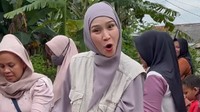 Kegiatannya untuk terus berbagai kepada yang membutuhkan juga tak pernah henti. Mengunjungi desa demi desa untuk membagikan makanan gratis dilakoninya. Foto: Instagram/zaskiaadyamecca