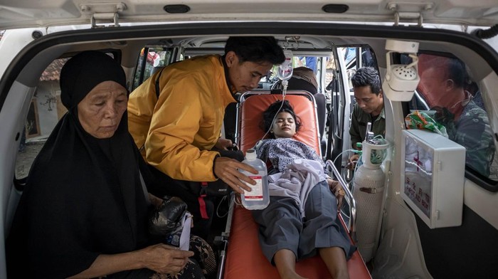 Siswa korban keracunan usai menyantap menu makan bergizi gratis (MBG) menjalani perawatan medis di Posko Penanganan di Kantor Kecamatan Cipongkor, Kabupaten Bandung Barat, Jawa Barat, Rabu (24/9/2025). Sekretaris Daerah (Sekda) Pemprov Jawa Barat Herman Suryatman mengatakan sebanyak 500 pelajar di Kecamatan Cipongkor mengalami keracunan yang diduga akibat menyantap hidangan makan bergizi gratis pada (24/9). ANTARA FOTO/Abdan Syakura