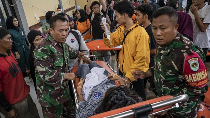 Siswa korban keracunan usai menyantap menu makan bergizi gratis (MBG) menjalani perawatan medis di Posko Penanganan di Kantor Kecamatan Cipongkor, Kabupaten Bandung Barat, Jawa Barat, Rabu (24/9/2025). Sekretaris Daerah (Sekda) Pemprov Jawa Barat Herman Suryatman mengatakan sebanyak 500 pelajar di Kecamatan Cipongkor mengalami keracunan yang diduga akibat menyantap hidangan makan bergizi gratis pada (24/9). ANTARA FOTO/Abdan Syakura